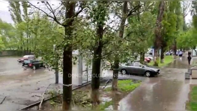 Ураганный ветер в Волгодонске валит деревья на машины и ломает остановки смотреть онлайн