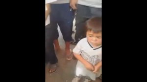 Мальчик без отца и мама поёт песню