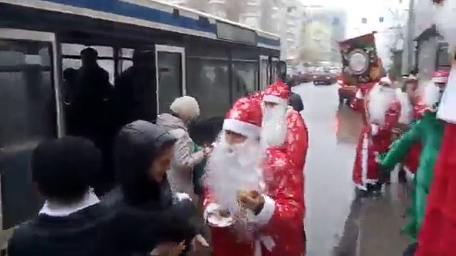 Деды Морозы отжигают на Ворошиловском 29 12 2016 Ростов на Дону смотреть онлайн