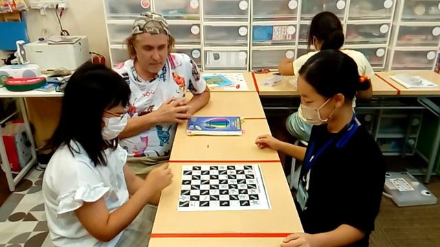 #446 - Let's play "Phonics Checkers" - writing book #3, page #100, (writing book games #6) смотреть онлайн