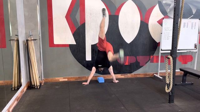 Отжимания в стойке на руках | Handstand pushup смотреть онлайн