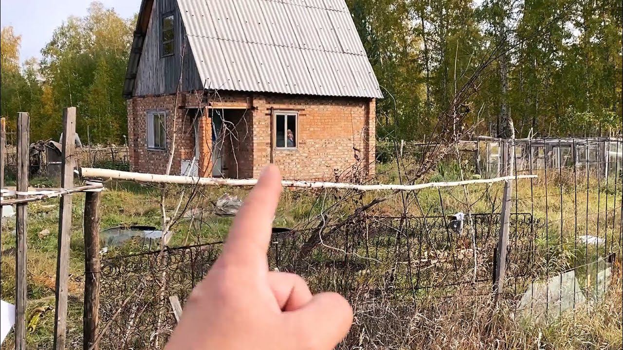 Странный дом, в окне сидит жуткая ... смотреть онлайн