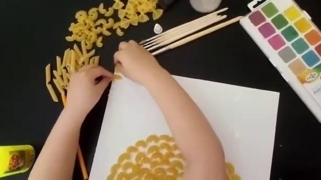 Объемная аппликация из макаронных изделий