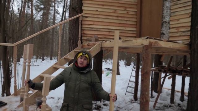 ГИГАНТСКИЙ ДОМ НА ДЕРЕВЕ 6 ч - ДОМ В ЛЕСУ зимой - готовим в лесу - ВЫЖИВАНИЕ смотреть онлайн