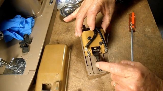 SINGER FOOT PEDAL RESTORATION PART 1 - DISMANTLE смотреть онлайн