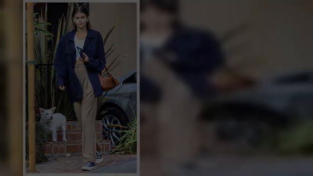 Kaia Gerber keeps it casual cool in oversized shirt over crop top as she and Jacob Elordi take her смотреть онлайн