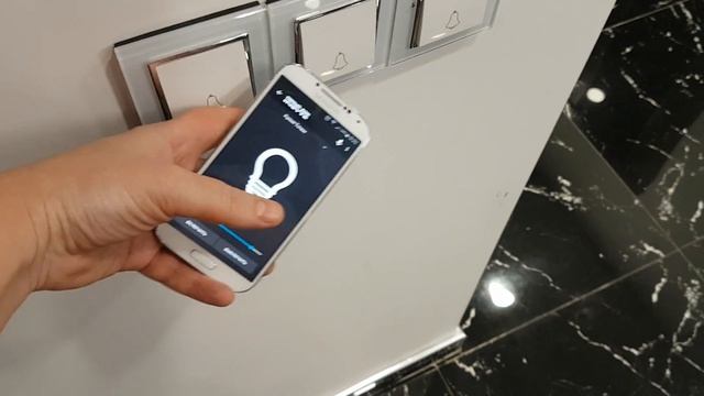 Управление освещением с выключателя и смартфона в умном доме INSYTE смотреть онлайн