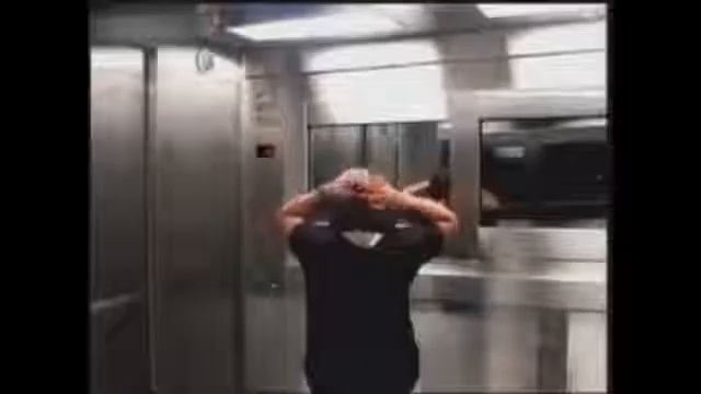 Напугали Людей в Бразилии / Extremely Scary Ghost Elevator Prank in Brazil смотреть онлайн