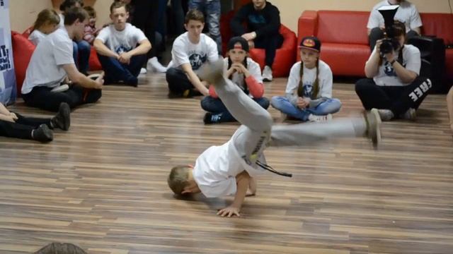 Баттл трех учеников RhythmicWarrior смотреть онлайн