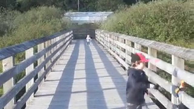 Jogger vs Scooter Boy смотреть онлайн