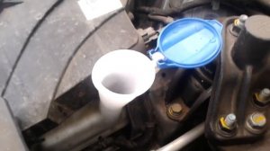 Видео: Куда заливать стеклоомывающую жидкость в Автомобиле Хендай?