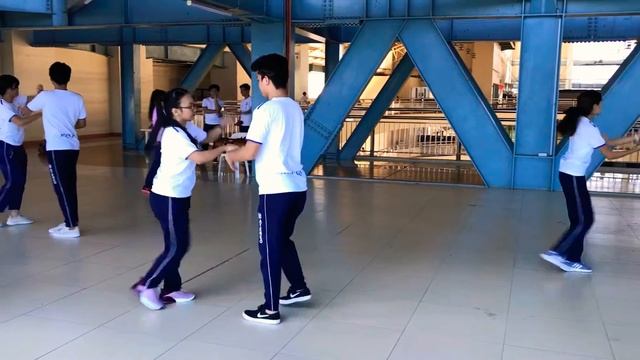BOOGIE DANCE (Mambo No.5 and Let’s Twist Again) смотреть онлайн