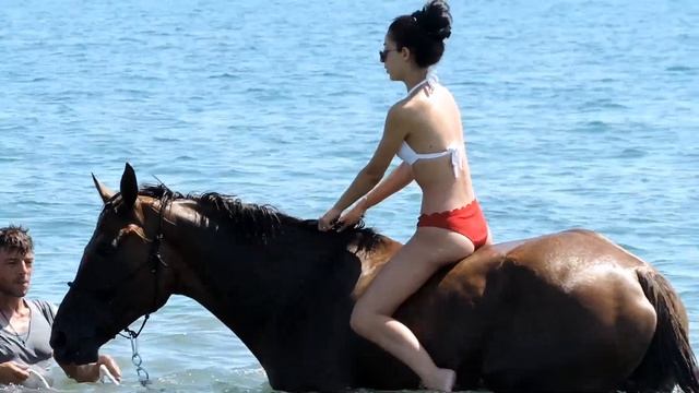 GIRL AND HORSE  IN THE SEA #HORSES #HORSE КРАСИВАЯ ДЕВУШКА ПОЗИРУЕТ ВЕРХОМ НА ЛОШАДИ