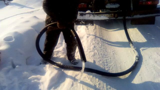 Вода в поселке зимой - Водиники для хранения воды, водовоз залил воду в бочку смотреть онлайн