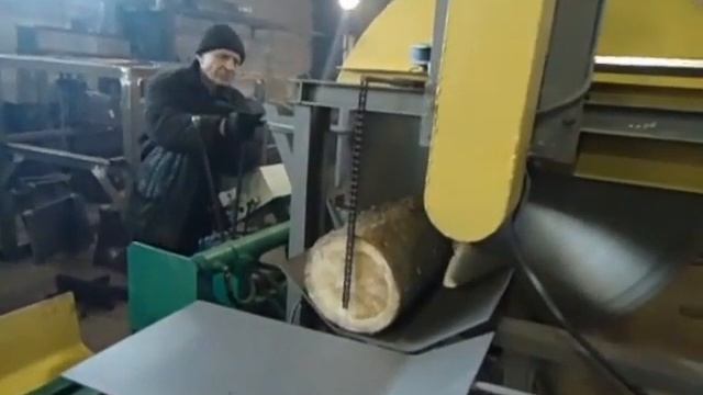 Дровокол гидравлический раскалывает чурку на 6 частей, в линии колки дров смотреть онлайн
