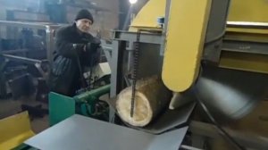 Дровокол гидравлический раскалывает чурку на 6 частей, в линии колки дров