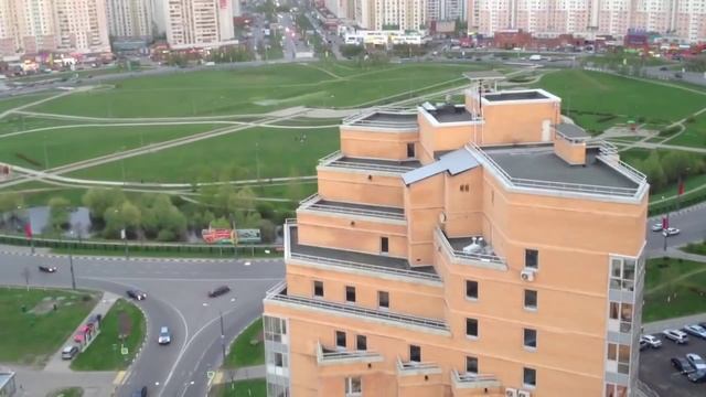 Ветер уносит с балкона строительные материалы