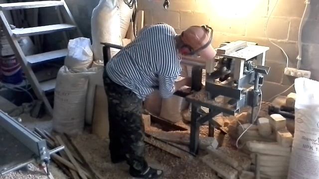Небезпечна робота на токарному станку (балясина) смотреть онлайн