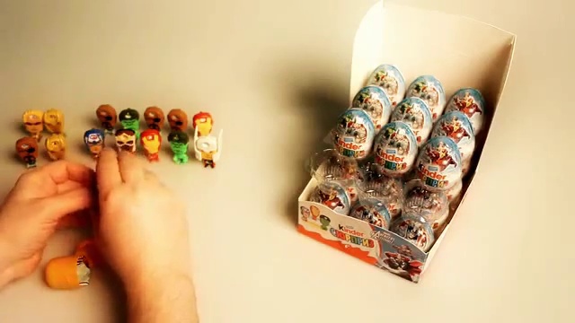 Киндер Сюрпризы со «Мстителями» — анпакинг коробки по-русски. Kinder Surpise Avengers смотреть онлайн