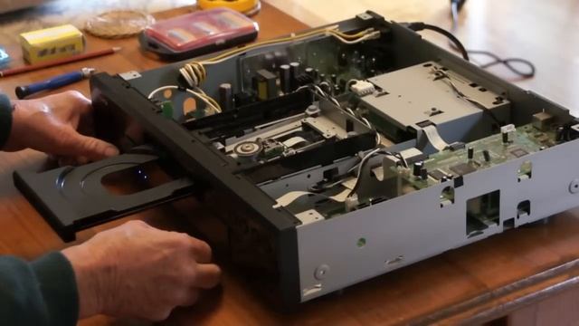 Denon 2930 Laser Pickup Replacement (Part 1 of 3) смотреть онлайн