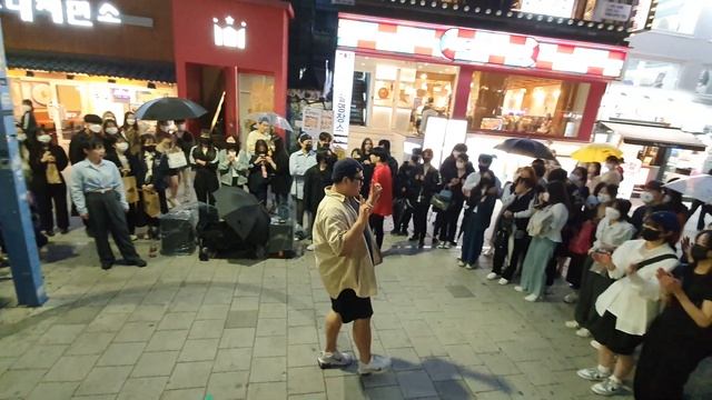 RED CREW & DADADA CREW. UNIQUE HILARIOUS PASSION BUSKING ON RAINY DAY. HONGDAE STREET. смотреть онлайн