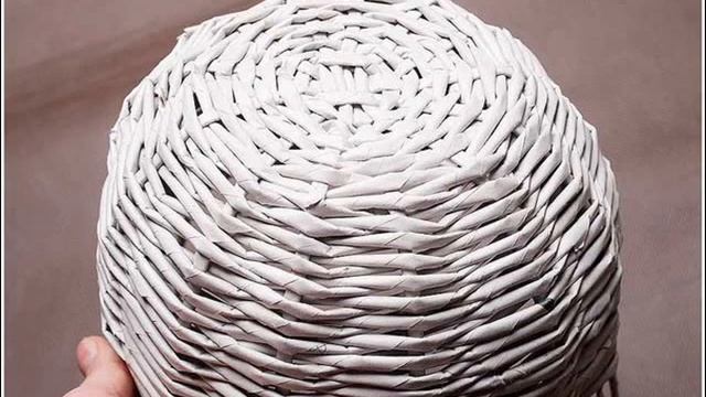 МК - корзинка из газетных трубочек ///// Master Class - a basket of newspaper tubes смотреть онлайн