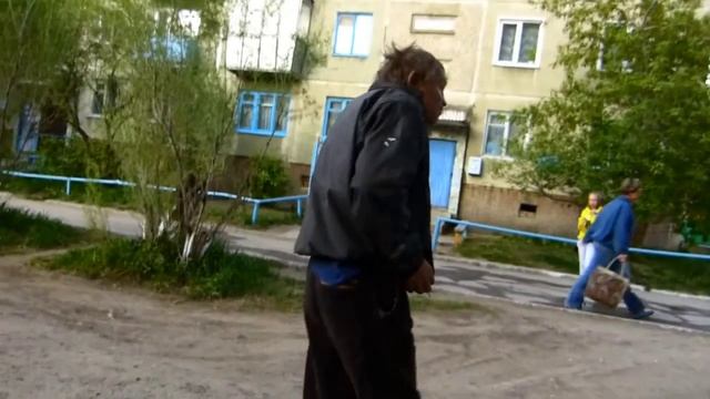 Бомж поет песни смотреть онлайн