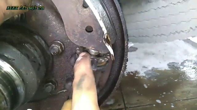 Isuzu elf 4hf1 brake fluid leakage how to repair. смотреть онлайн