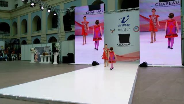 Амани Сабитова. Демонстрация наряда из коллекции Mirafame смотреть онлайн