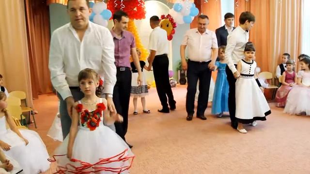 КИЕВ 2015 Детсад 421 Танец пап с дочками смотреть онлайн