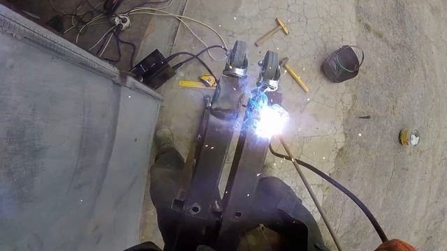 ДЕЛАЮ САМОДЕЛЬНЫЕ ЛЕСА Привариваю колеса к лесам Часть № 9 строительство ГАРАЖА смотреть онлайн