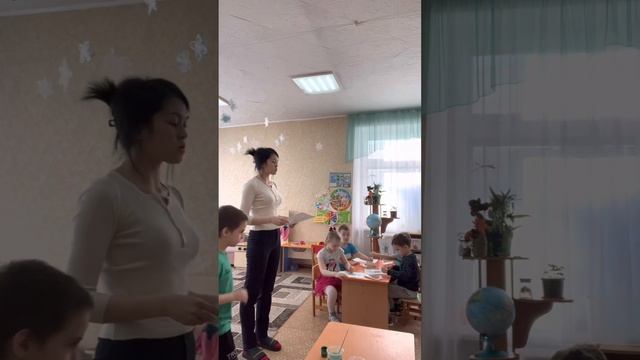 Занятие по рисованию в КПП, на тему «подарок маме» смотреть онлайн