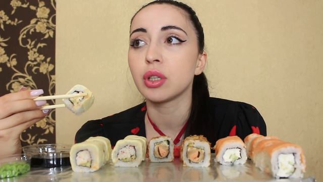 ТРУД БАБУШКИ ОБЕСЦЕНИЛСЯ 😕/ Суши 🍣 Роллы Mukbang Ayka Emilly смотреть онлайн
