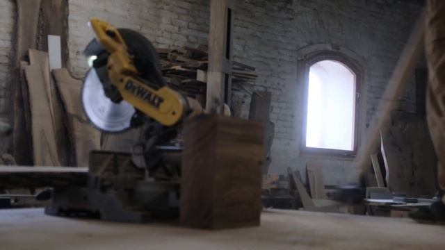 Шкаф из ореха и дуба с круговой раскладкой шпона | Walnut and oak cabinet with round veneer layout смотреть онлайн