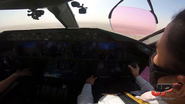 Etihad Airways Boeing 787-9 Departing Abu Dhabi смотреть онлайн