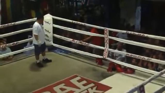 Угарный бой муай-тай. Смотреть полностью =).mp.4 смотреть онлайн