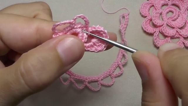 Вязание плоской РОЗЫ - урок вязания крючком. Как связать розочку крючком - Crochet Rose смотреть онлайн