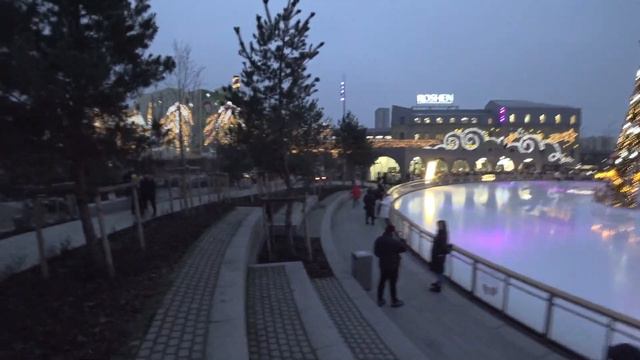 Прогулки по Киеву. Каток Roshen Winter Village на Демеевке. Град на горе. 5 января 2020 г смотреть онлайн