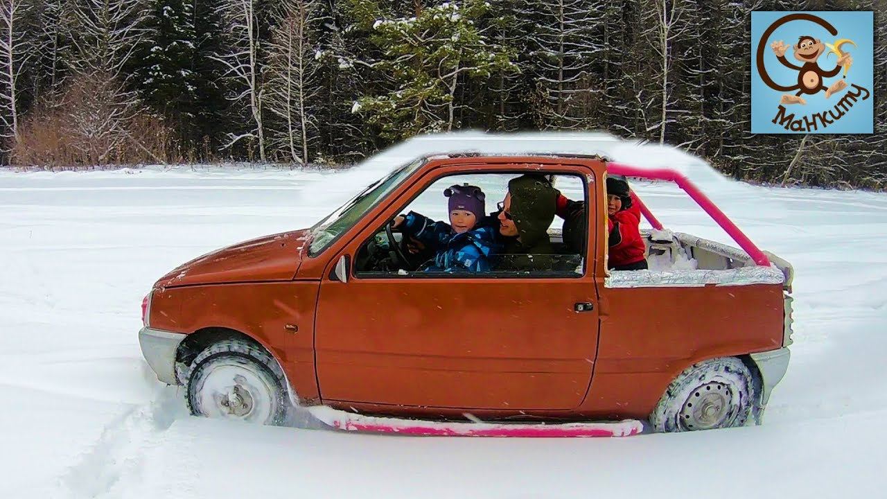 Дети и Машина. Машамобиль и машинки игрушки гоняют по снегу. Манкиту