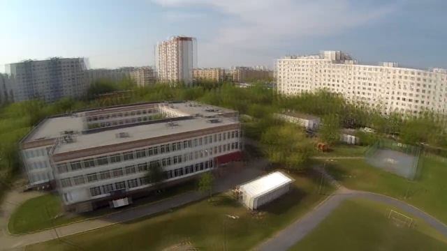 Тест квадрокоптера DJI Phantom на школьном стадионе смотреть онлайн