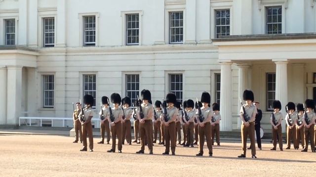 Changing Of The Guards | The Guards Museum | London смотреть онлайн
