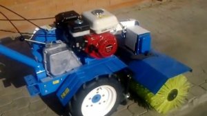 Работа коммунальной щетки с мотоблоком.