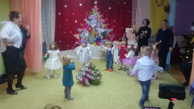 Руслан новогодний праздник в Монтессори 12/2015(1) смотреть онлайн