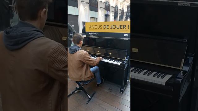 Game of thrones opening - Piano Cover - Public piano in St Lazare station Paris смотреть онлайн