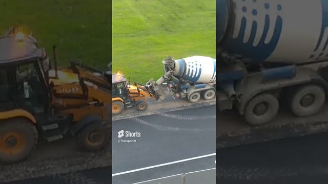 Экскаватор погрузчик принял цемент от Бетономешалки #Shorts #цемент #автобетоносмеситель #грузовик смотреть онлайн