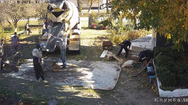 Нововодянцы собрались и быстро, качественно и красиво забетонировали отмостку вокруг храма