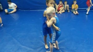 Борьба.  Возможные травмы в борьбе и отработка приема "бросок с колен"