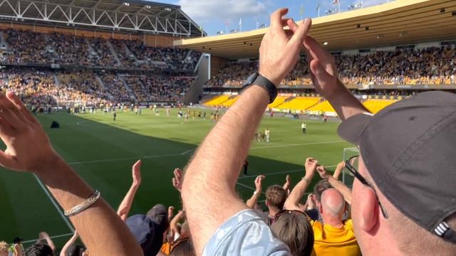 Ruben Neves applauds the South Bank during lap of honour (20/5/23) смотреть онлайн