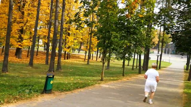 81-летняя бабушка бегает так, как не могут многие молодые смотреть онлайн