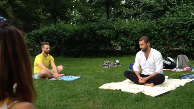 Парк Горького йога на траве смотреть онлайн